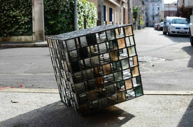 Sculpture en vitrail, vitrail en 3D, vitrail contemporain, socle, lumière, cube, collaboration, Occitanie