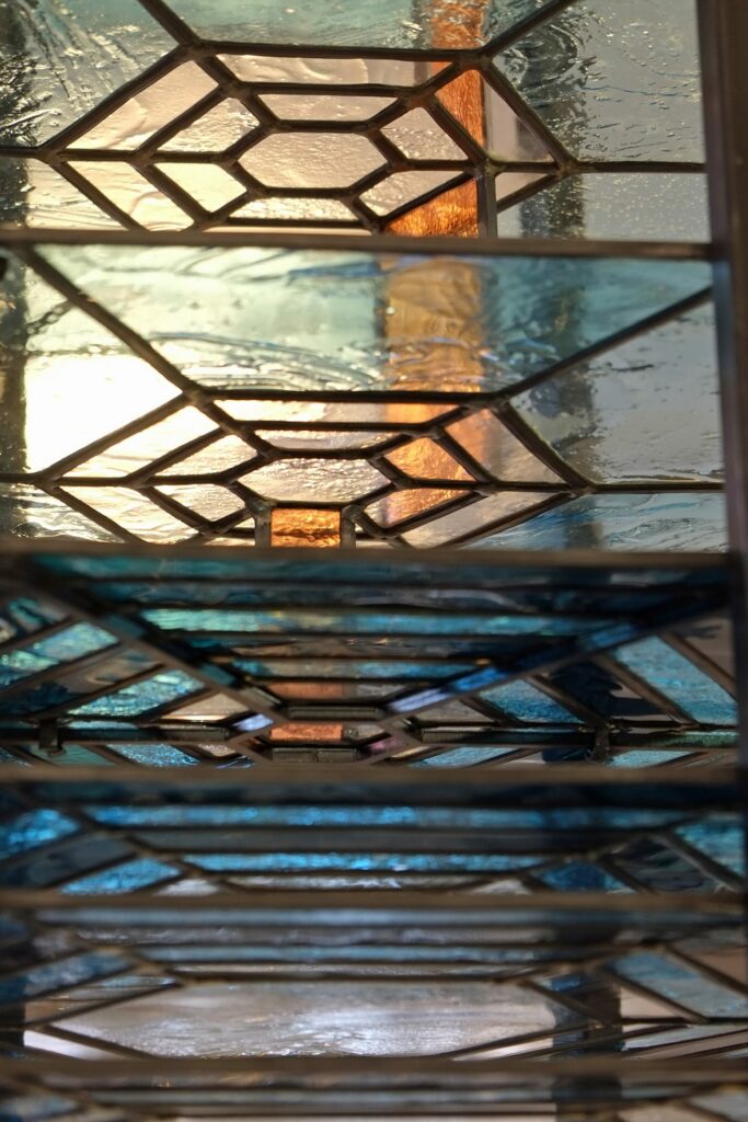 Vitrail contemporain - Installation contemporaine en vitrail de Mathilde du Mesnildot, Mues, collaboration, tour en vitrail, architecture - Occitanie - Nouvelle-Aquitaine