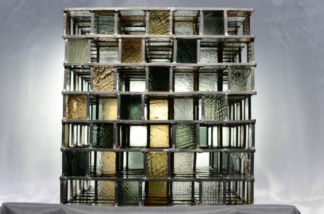 Sculpture en vitrail, vitrail en 3D, vitrail contemporain, socle, lumière, cube, collaboration, Occitanie, Toulouse