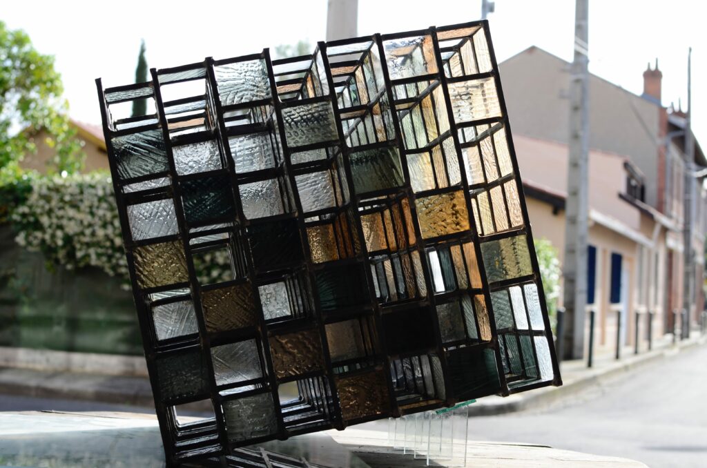 Mathilde du Mesnildot | Peinture & Vitrail | Klots Sculpture vitrail par Mathilde du Mesnildot - Occitanie