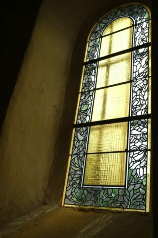 Vitrail contemporain par Mathilde du Mesnildot- Occitanie - Normandie