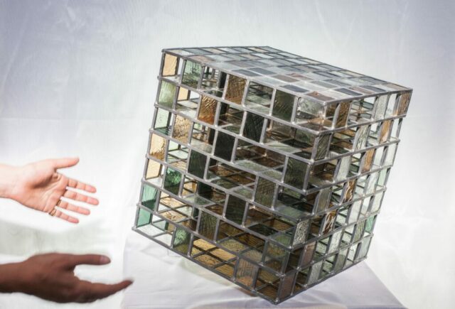 Sculpture en vitrail, vitrail en 3D, vitrail contemporain, socle, lumière, cube, collaboration, Occitanie, Toulouse