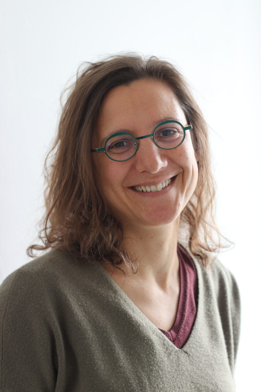 Photo Mathilde du Mesnildot | Painter, Artist Artiste visuelle, peintre, vitrailliste, maitre verrier, sculpteur, Matières - Expressionnisme - Existentialisme écologique - Textures - Surface - Profondeur - Transparence - Lumière - Perception - Sensation - Réel - Morphogenèse- Naissance - Mer - Vulnérabilité - Vivant - Toulouse Occitanie