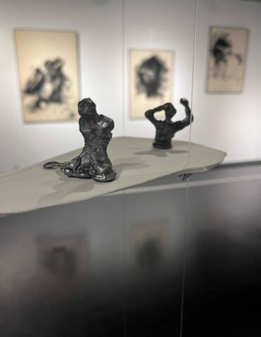 Sculptures contemporaines - Installation Dessin -Verre - Vitrail - Matières - Expressionnisme - Existentialisme écologique Perception - Sensation - Réel - Morphogenèse- Animalité - Vulnérabilité - Vivant - Toulouse - Occitanie
