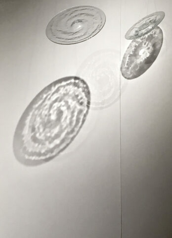 Projections de lumière, vortex, verres thermoformés, 2023