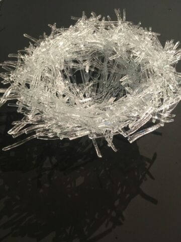 Nids en verre par Mathilde du Mesnildot, Sculpture contemporaine, Toulouse, Occitanie, reflets, paradoxe, art verrier contemporain