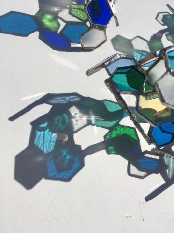 Sculpture vitrail Tiffany, Nyelv, Langage, Transparence, reflets, projections, art verrier contemporain, Occitanie, Toulouse, hongrois