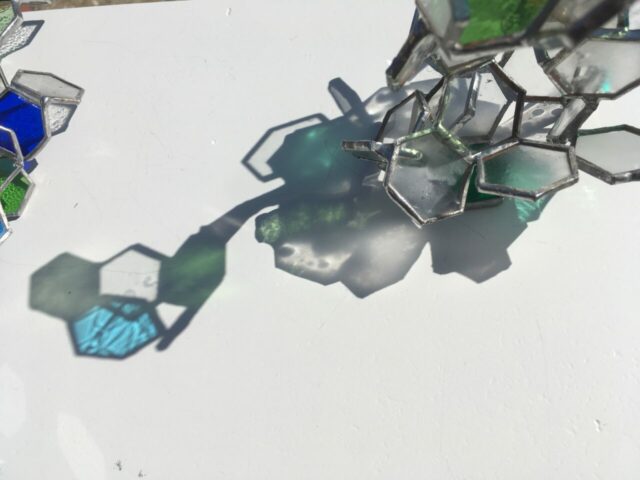 Sculpture vitrail Tiffany, Nyelv, Langage, Transparence, reflets, projections, art verrier contemporain, Occitanie, Toulouse, hongrois