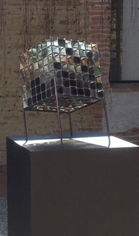 Sculpture en vitrail, vitrail en 3D, vitrail contemporain, socle, lumière, cube, collaboration, Occitanie