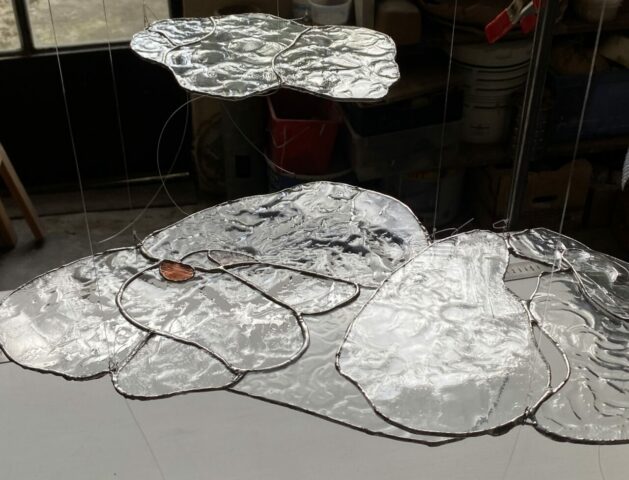 Nacelle, verres thermoformés, vitrail au cuivre, 90 x 90 x 250cm, 2025, © Sculpture, Verre, Vitrail, Installation, Matières, Existentialisme écologique, Projections, Textures, Surface, Profondeur, Transparence, Lumière, Perception, Sensation, Réel, Morphogenèse, Eau, Naissance, Toulouse, Occitanie