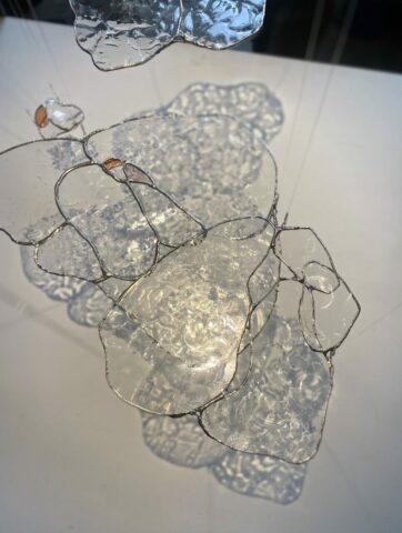 Nacelle, verres thermoformés, vitrail au cuivre, 90 x 90 x 250cm, 2025, © Sculpture, Verre, Vitrail, Installation, Matières, Existentialisme écologique, Projections, Textures, Surface, Profondeur, Transparence, Lumière, Perception, Sensation, Réel, Morphogenèse, Eau, Naissance, Toulouse, Occitanie