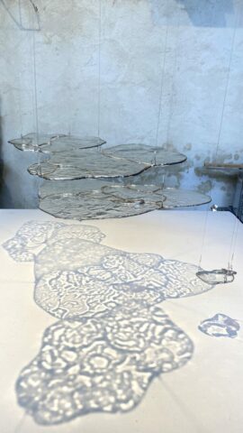 Nacelle, verres thermoformés, vitrail au cuivre, 90 x 90 x 250cm, 2025, © Sculpture, Verre, Vitrail, Installation, Matières, Existentialisme écologique, Projections, Textures, Surface, Profondeur, Transparence, Lumière, Perception, Sensation, Réel, Morphogenèse, Eau, Naissance, Toulouse, Occitanie