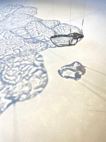 Nacelle, verres thermoformés, vitrail au cuivre, 90 x 90 x 250cm, 2025, © Sculpture, Verre, Vitrail, Installation, Matières, Existentialisme écologique, Projections, Textures, Surface, Profondeur, Transparence, Lumière, Perception, Sensation, Réel, Morphogenèse, Eau, Naissance, Toulouse, Occitanie