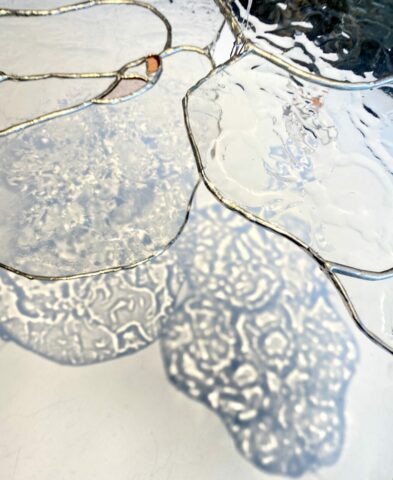 Nacelle, verres thermoformés, vitrail au cuivre, 90 x 90 x 250cm, 2025, © Sculpture, Verre, Vitrail, Installation, Matières, Existentialisme écologique, Projections, Textures, Surface, Profondeur, Transparence, Lumière, Perception, Sensation, Réel, Morphogenèse, Eau, Naissance, Toulouse, Occitanie