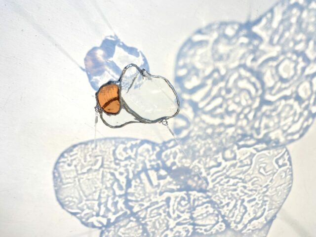 Nacelle, verres thermoformés, vitrail au cuivre, 2025, © Sculpture, Verre, Vitrail, Installation, Matières, Existentialisme écologique, Textures, Surface, Profondeur, Transparence, Lumière, Perception, Sensation, Réel, Morphogenèse, Naissance, Toulouse, Occitanie