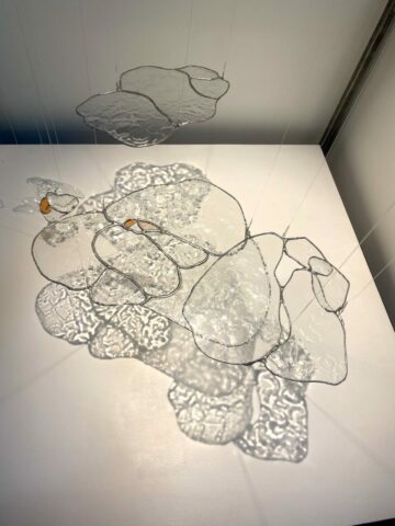 Nacelle, verres thermoformés, vitrail au cuivre, 2025, © Sculpture, Verre, Vitrail, Installation, Matières, Existentialisme écologique, Textures, Surface, Profondeur, Transparence, Lumière, Perception, Sensation, Réel, Morphogenèse, Naissance, Toulouse, Occitanie